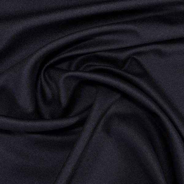 Sinimusta pukuvillakangas neitsytvillaa